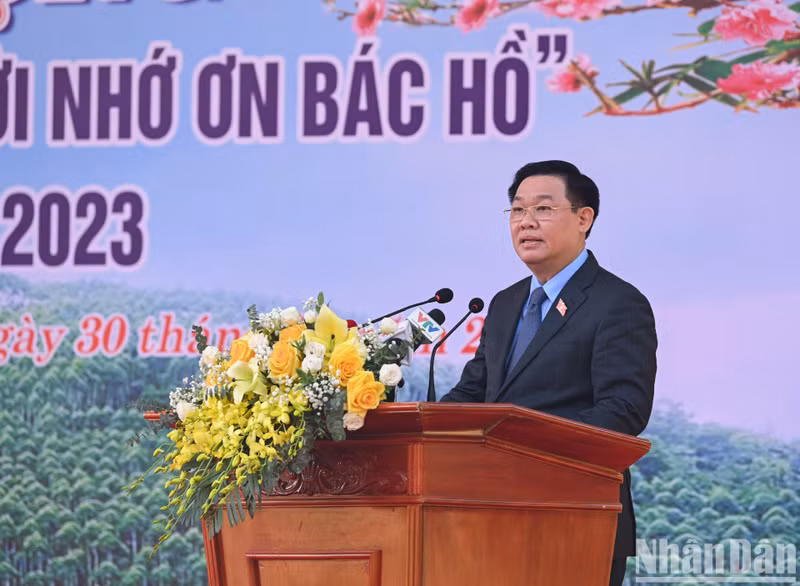NA leader Vuong Dinh Hue speaks at the ceremony.