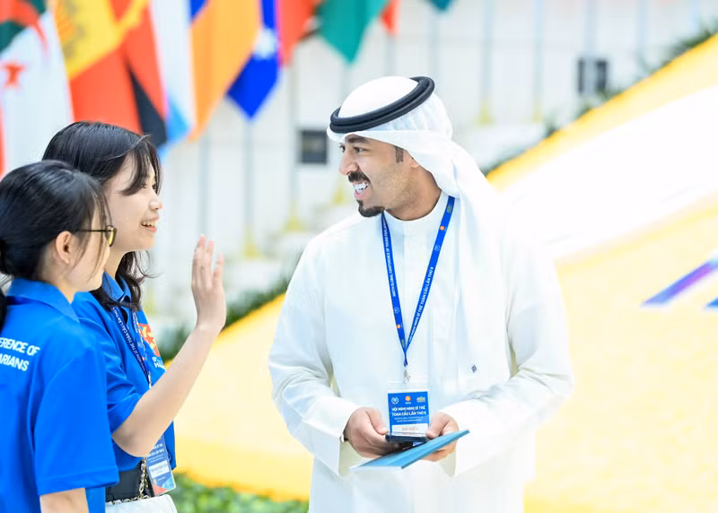 Volunteers support delegates attending the conference. (Photo: DUY LINH)