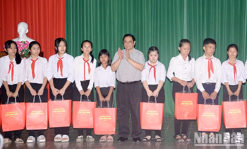 Prime Minister Pham Minh Chinh presents gifts to children at the School for Disabled Children of Ben Tre. (Photo: NDO) 