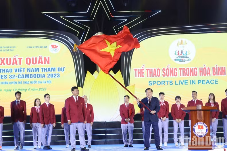 Deputy Prime Minister Le Minh Khai waves the flag at the send-off ceremony.