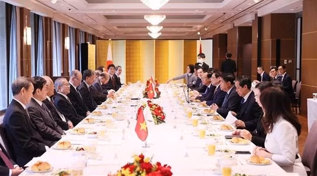 Vietnamese Prime Minister Pham Minh Chinh has a working breakfast with President of the International Friendship Exchange Council (FEC) of Japan Ken Matsuzawa and its members in Tokyo on December 18. (Photo: VNA)