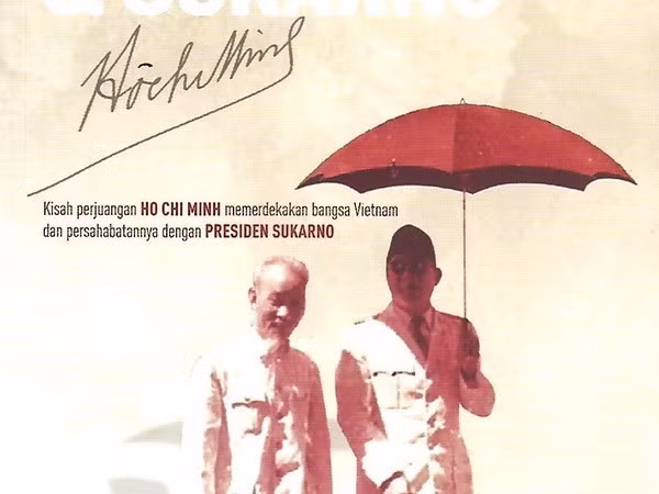 The cover of a book titled "Ho Chi Minh & Sukarno" publised by the Historia.id history magazine and the Kompas publishing house in 2018. The book includes a story about journalist Amarzan Loebis's memories of Paman Ho. (Source: VNA)