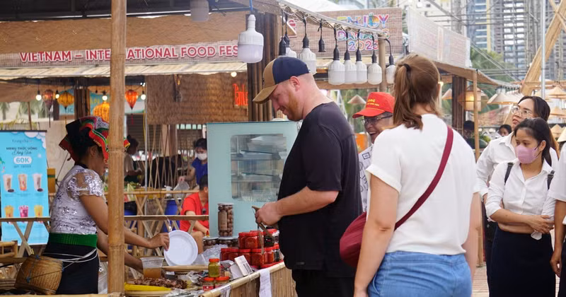 Tourists scan a QR code for payment at the Vietnam-Da Nang International Food Festival 2023.