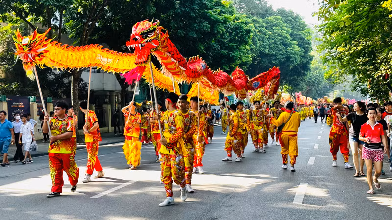 The lion and dragon dance team from Thanh Oai District joins the Street Carnival within the framework of the Hanoi Autumn Festival. (Photo: Kim Linh)