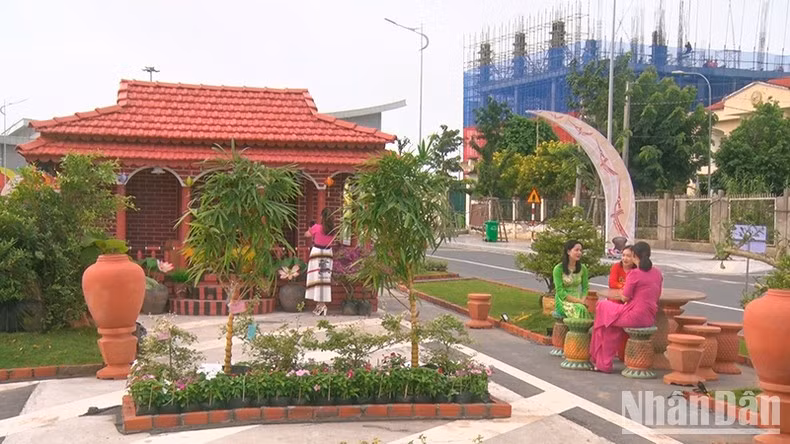 A model of the red ceramic house in Vinh Long.