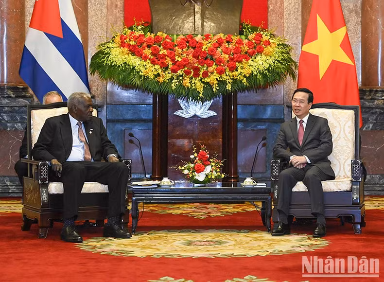 President Vo Van Thuong and President of the National Assembly of People's Power of Cuba Esteban Lazo Hernandez at the reception.