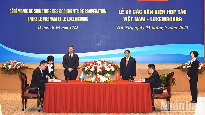 The Vietnamese and Luxembourg PMs witness the signing of an agreement on the strategic partnership in green finance between the two finance ministries after their talks on May 4. (Photo: NDO)