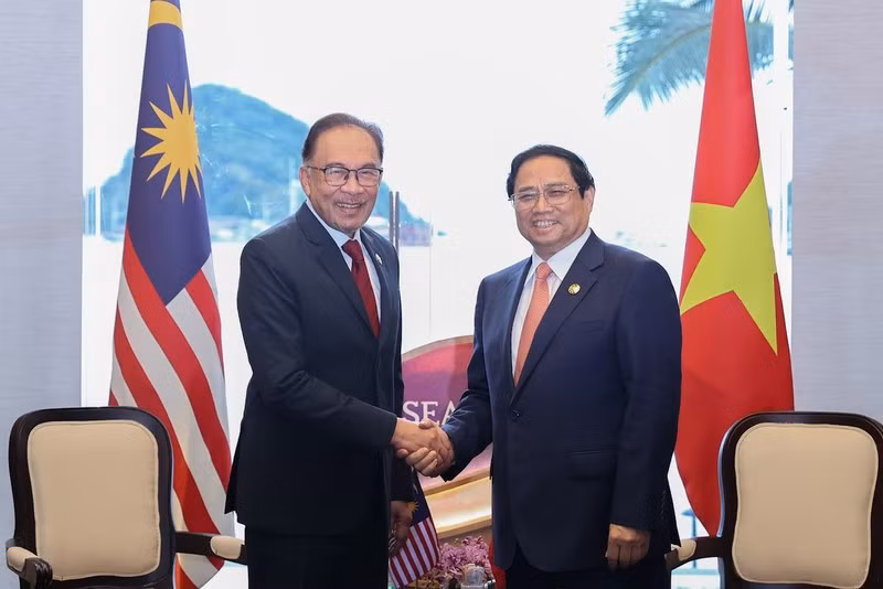 PM Pham Minh Chinh and his Malaysian counterpart Anwar Ibrahim meet each other in May 2023, on the occasion of the 42nd ASEAN Summit in Labuan Bajo, Indonesia. (Photo: VGP)