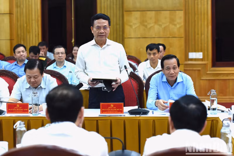 Minister of Information and Communications Nguyen Manh Hung speaks at the working session.