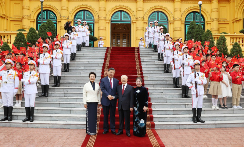 Party General Secretary Nguyen Phu Trong and his spouse (second and first from right) chair an official welcome ceremony for Chinese Party General Secretary and President Xi Jinping and his spouse (Photo: VNA)