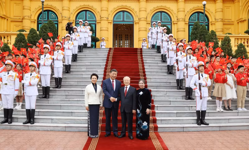 Party General Secretary Nguyen Phu Trong and his spouse (second and first from right) chair an official welcome ceremony for Chinese Party General Secretary and President Xi Jinping and his spouse (Photo: VNA)