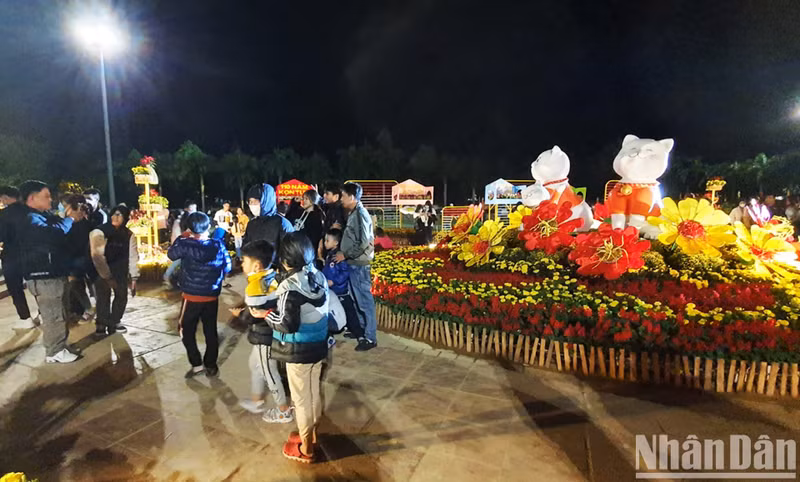 People in Kon Tum Province take pictures with the cat mascot at March 16 Square. (Photo: PHUC THANG)