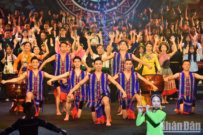 A special performance is introduced by 'Thanh Am Xanh' (Green Music) Group and outstanding ethnic minority students and youths at the ceremony. A special performance is introduced by 'Thanh Am Xanh' (Green Music) Group and outstanding ethnic minority students and youths at the ceremony.