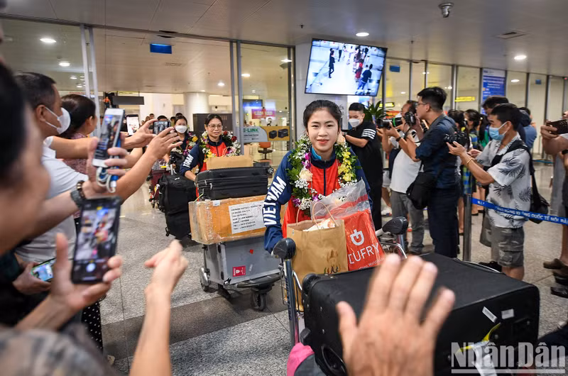 In Pictures: Vietnamese women’s football team returns home to fans’ warm welcome ảnh 4