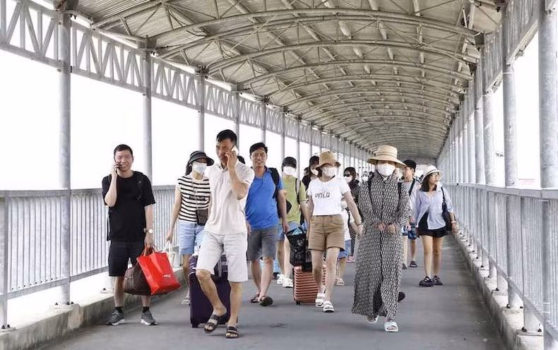 The number of visitors to Co To Island District recorded a sudden increase compared to normal days.