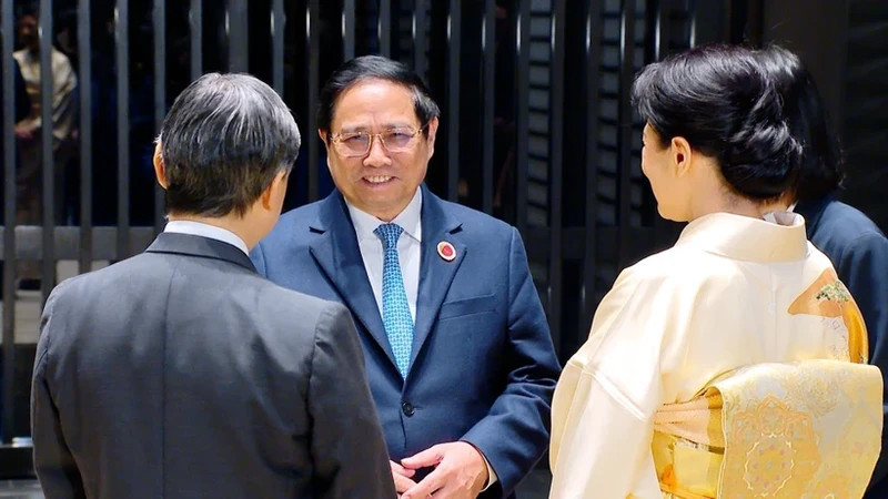 Prime Minister Pham Minh Chinh and Japanese Emperor Naruhito and Empress Masako. (Photo: VNA)