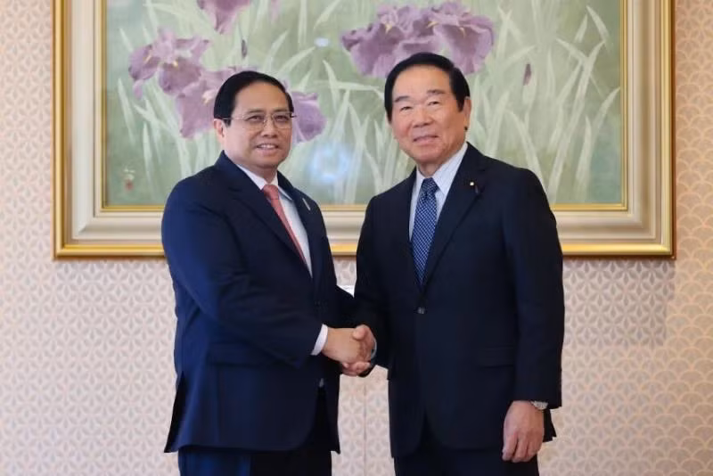 PM Pham Minh Chinh and Speaker of the House of Representatives Nukaga Fukushiro (R) (Photo: VNA)
