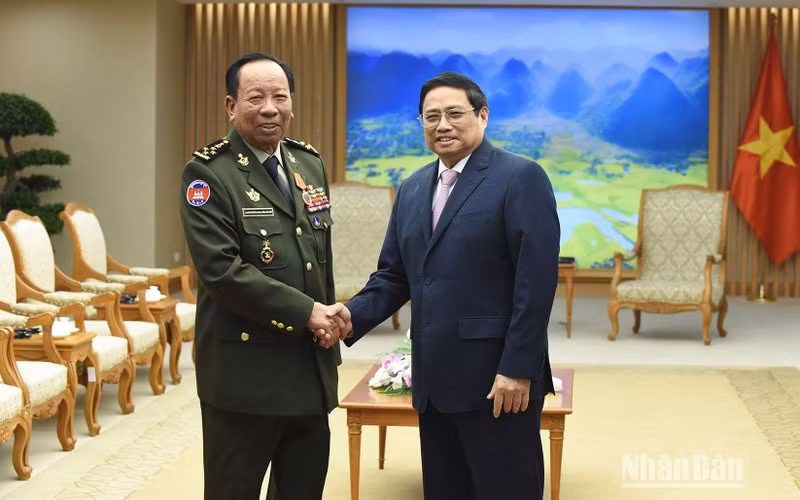Prime Minister Pham Minh Chinh (R) receives General Tea Banh, Deputy Prime Minister and Minister of National Defence of Cambodia (Photo: NDO)