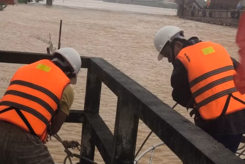 Observers at Thach Han Hydrological Station in Quang Tri Province (Central Region Hydrometeorological Station) measuring historical floods in 2020. Observers at Thach Han Hydrological Station in Quang Tri Province (Central Region Hydrometeorological Station) measuring historical floods in 2020.