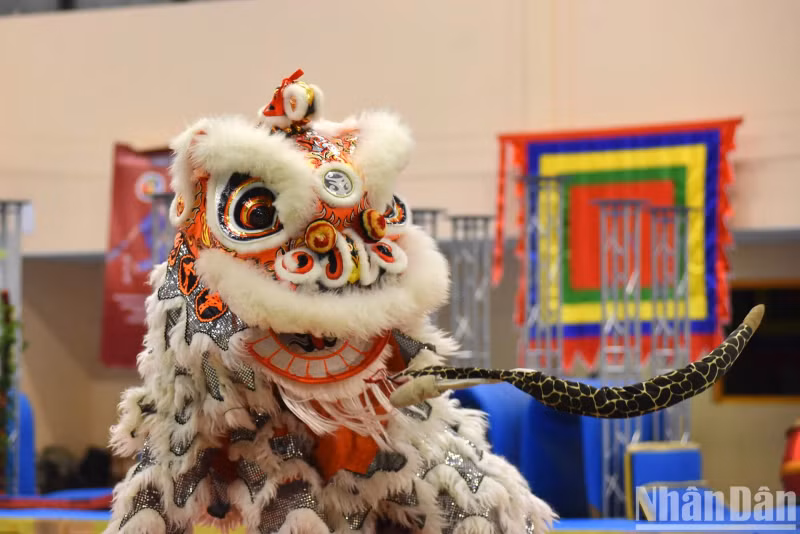 The characteristics of the lion and dragon images are also extremely vivid, expressing a wide range of emotions such as sleep, wakefulness, happiness, sadness, excitement, curiosity, anger, fear, or doubt. The characteristics of the lion and dragon images are also extremely vivid, expressing a wide range of emotions such as sleep, wakefulness, happiness, sadness, excitement, curiosity, anger, fear, or doubt.