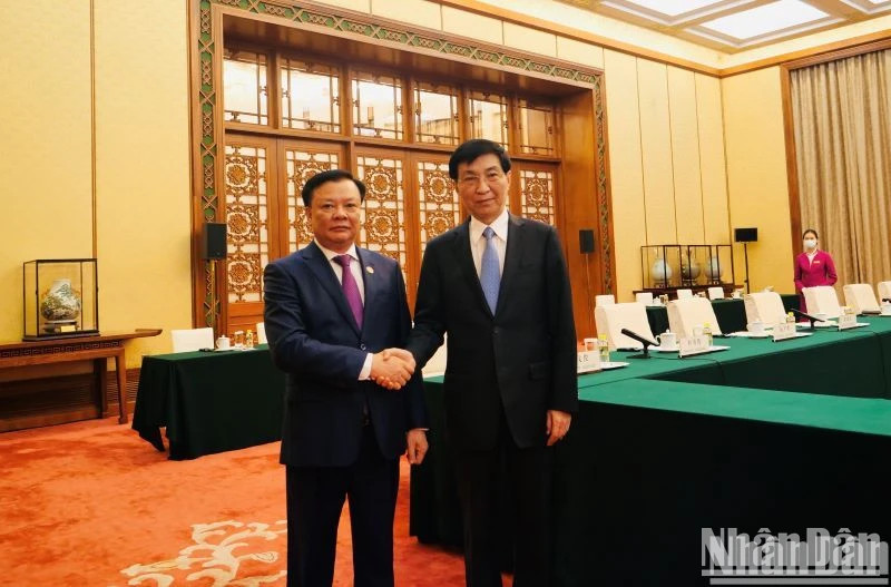 Dinh Tien Dung, Politburo member and Secretary of the Hanoi municipal Party Committee and Wang Huning, a member of the Politburo Standing Committee and Chairman of the National Committee of the Chinese People’s Political Consultative Conference (CPPCC) in Beijing on September 28. (Photo: NDO)