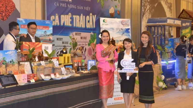 Many products are introduced at the press conference. (Photo: NDO)