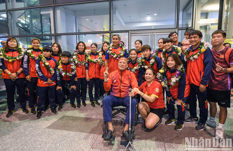 In Pictures: Vietnamese women’s football team returns home to fans’ warm welcome ảnh 8