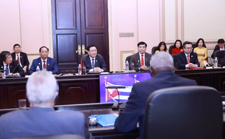 NA Chairman Vuong Dinh Hue speaks at the talks. (Photo: Doan Tan/VNA)