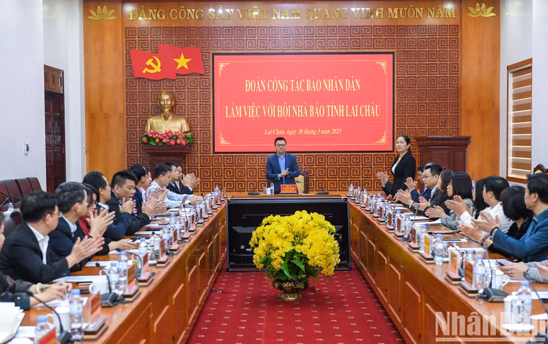 The delegation from Nhan Dan Newspaper, led by Editor-in-chief Le Quoc Minh, works with the Journalists’ Association and press agencies, in Lai Chau Province.