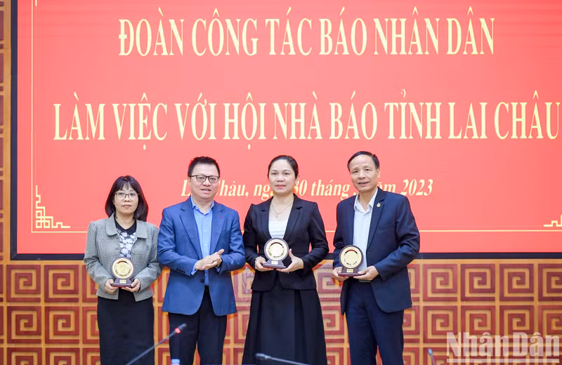 On the occasion, the delegation of Nhan Dan Newspaper presents the Banyan Tree logo to Lai Chau Provincial Journalists’ Association and press agencies.