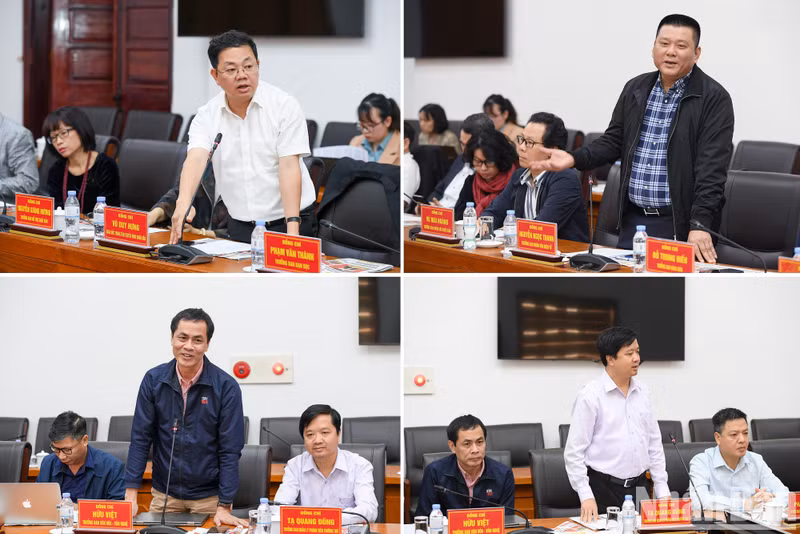 The delegates from Nhan Dan Newspaper present a souvenir to Lai Chau Province.