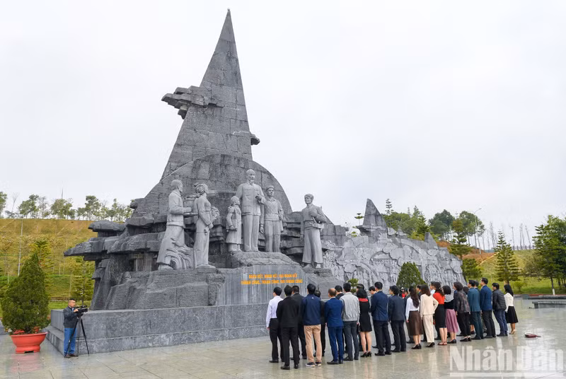 Also, this morning, the delegates from Nhan Dan Newspaper and Lai Chau Province offered flowers at the Monument dedicated to President Ho Chi Minh and people of all ethnic minorities, in Lai Chau Province.