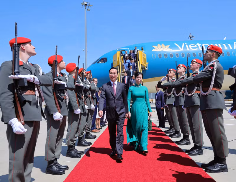 President Vo Van Thuong and his spouse arrive at Vienna International Airport, beginning their official visit to Austria. (Photo: VNA)