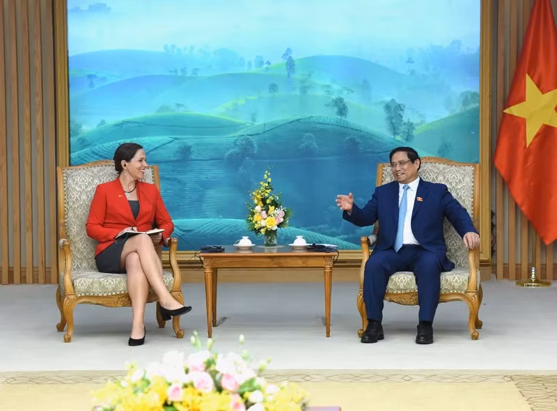 Prime Minister Pham Minh Chinh (right) and Chief Economist at the US Department of State Emily Blanchard. (Photo: NDO)