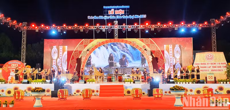 Artists perform at a concert highlighting Central Highlands folk instruments. (Photo: Phuc Thang)