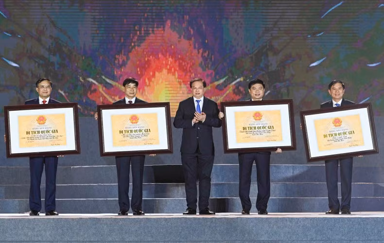 Deputy Minister of of Culture, Sports and Tourism hands over to Ha Nam the decisions to recognise four destinations of Ha Nam as national-level historical relic sites.