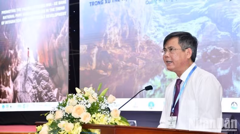 Chairman of Quang Binh Provincial People's Committee Tran Thang speaks at the seminar.