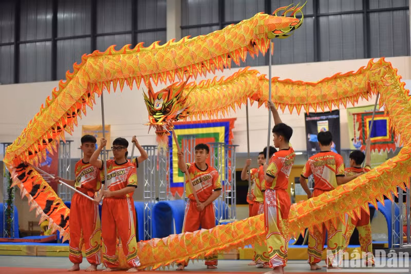 At the invitation of the Vietnamese Cultural Centre in Paris (France), the Vietnam Lion - Dragon Federation organised training sessions on lion and dragon dance in Paris, with the enthusiastic participation of martial artists from various Vietnamese martial arts sects in Europe. At the invitation of the Vietnamese Cultural Centre in Paris (France), the Vietnam Lion - Dragon Federation organised training sessions on lion and dragon dance in Paris, with the enthusiastic participation of martial artists from various Vietnamese martial arts sects in Europe.