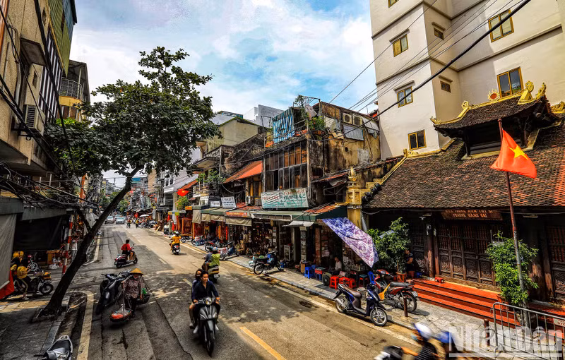 10m is the height halfway down the street. Viewed from here, you can see more clearly the ancient features of old houses with slanted tile roofs, interwoven with modern concrete houses. (In photo: Hang Quat Street)
