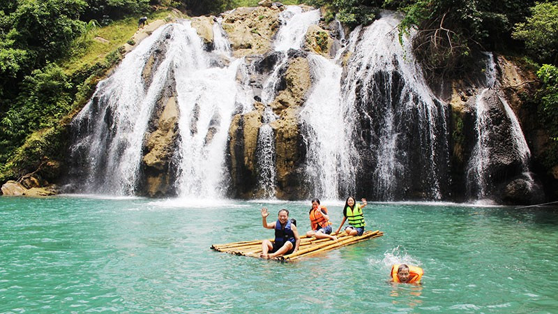 Visitors at Ta Puong 3 waterfall 