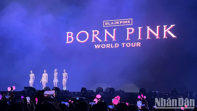 The RoK’s female band BlackPink in their concert in Vietnam. (Photo: TRUNG HIEU)