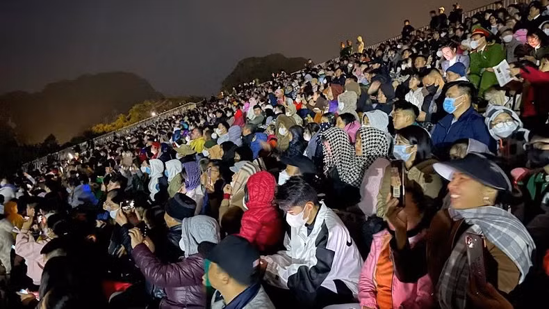 Thousands of locals and visitors flock to the festival. (Photo: XUAN TRUONG)