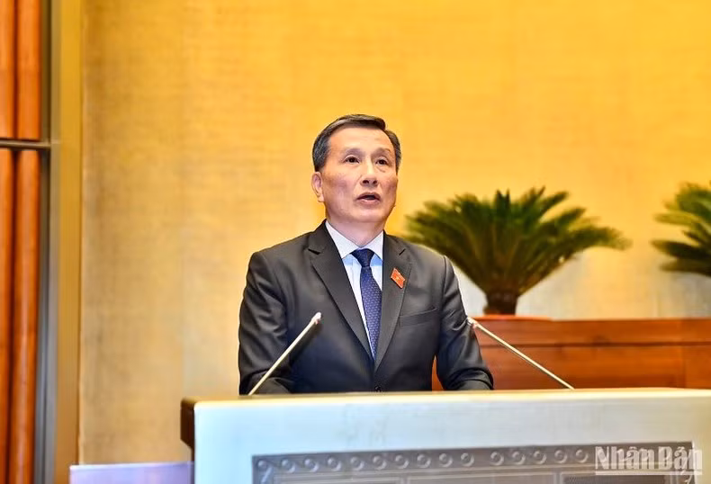 Chairman of the NA Committee for Science, Technology, and Environment Le Quang Huy delivers a verification report on the draft. (Photo: NDO)