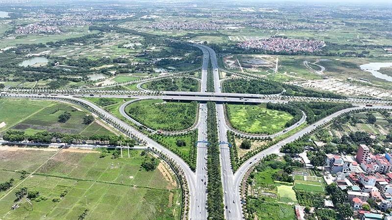 Vo Nguyen Giap Avenue connects Noi Bai International Airport with the capital’s centre, passing through two districts of Dong Anh and Soc Son of Hanoi. (Photo: NGOC THANH)