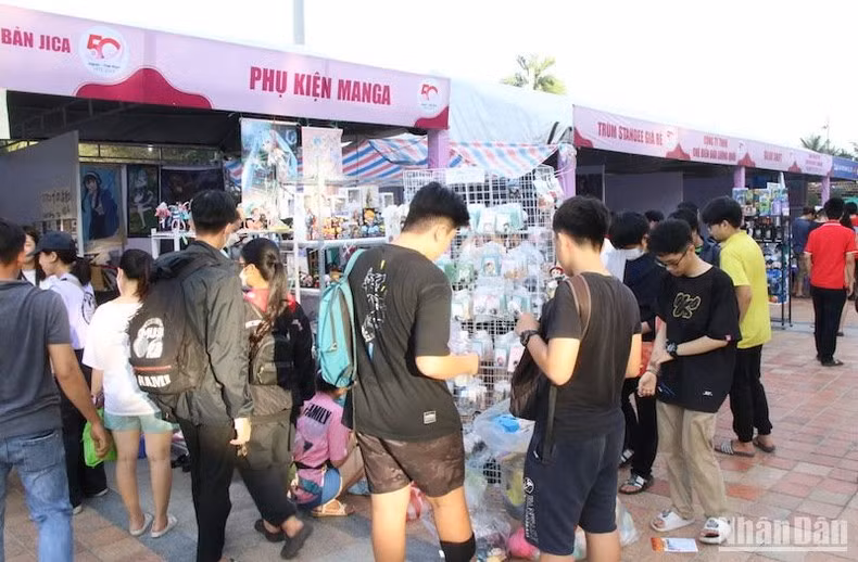 Citizens and visitors to the booths at the festival. (Photo: Anh Dao)
