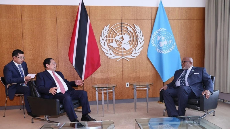 Prime Minister Pham Minh Chinh (L) and President of the 78th UN General Assembly (UNGA 78) Dennis Francis. (Photo: Duong Giang)