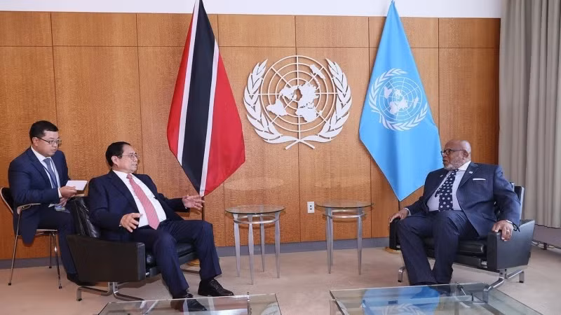Prime Minister Pham Minh Chinh (L) and President of the 78th UN General Assembly (UNGA 78) Dennis Francis. (Photo: Duong Giang)