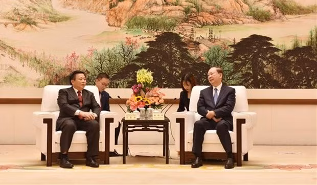 Politburo member Nguyen Xuan Thang (L) meets with Politburo member Huang Kunming. (Photo: VNA) 