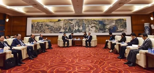 At the working session between Politburo member Nguyen Xuan Thang and Xie Chuntao, member of the Party Central Committee, Standing Vice Rector of the Central Party School of the Communist Party of China. (Photo: VNA)