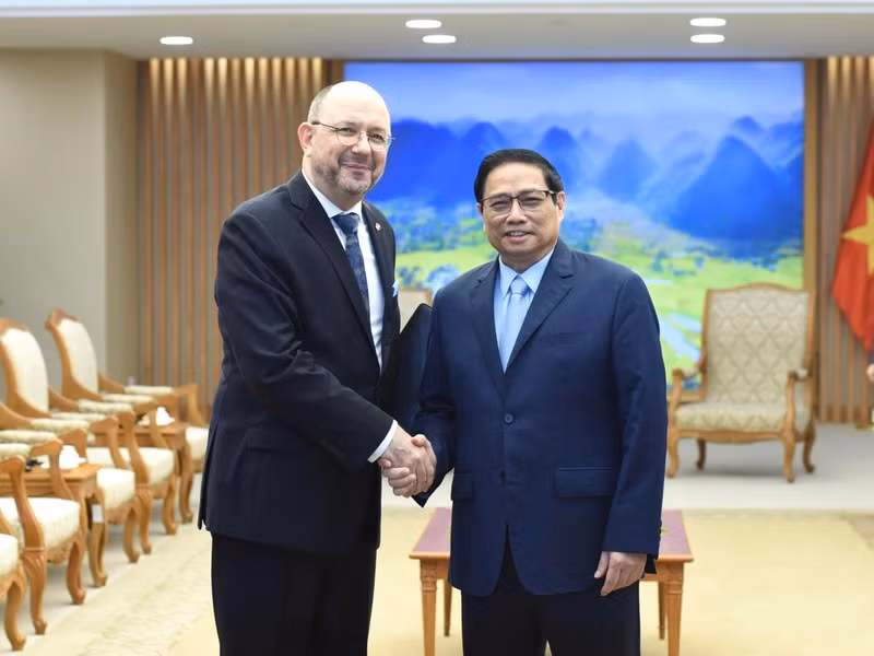 Prime Minister Pham Minh Chinh (R) and newly-appointed Swiss Ambassador Thomas Gass. (Photo: NDO)